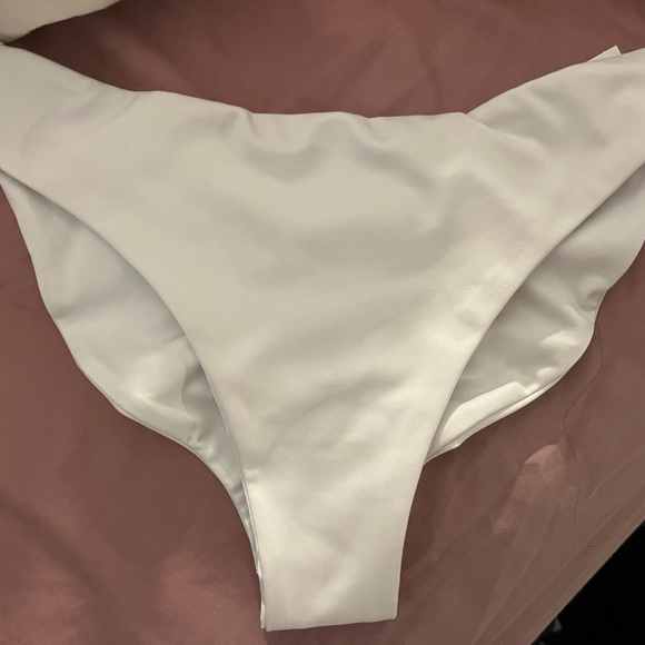 Londre Set - New Classic Bikini Top & High Leg Scrunch Bottom - Flat White - Picture 5 of 6